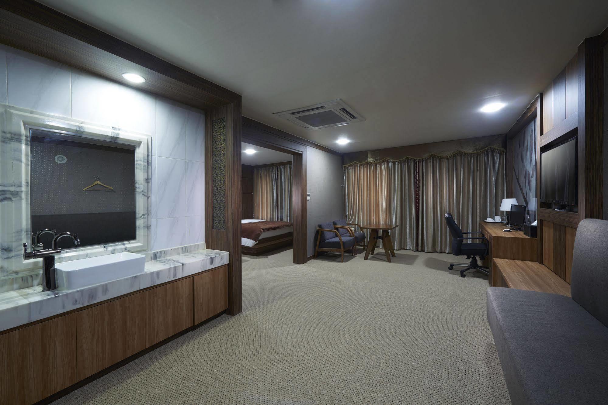 Benikea Premier Hotel Siheung Esterno foto