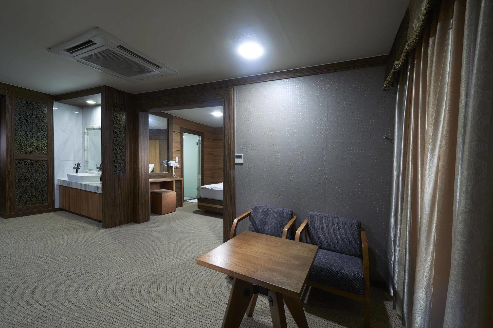 Benikea Premier Hotel Siheung Esterno foto