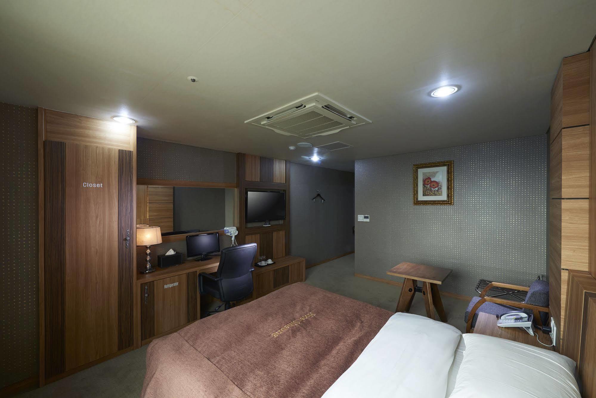 Benikea Premier Hotel Siheung Esterno foto