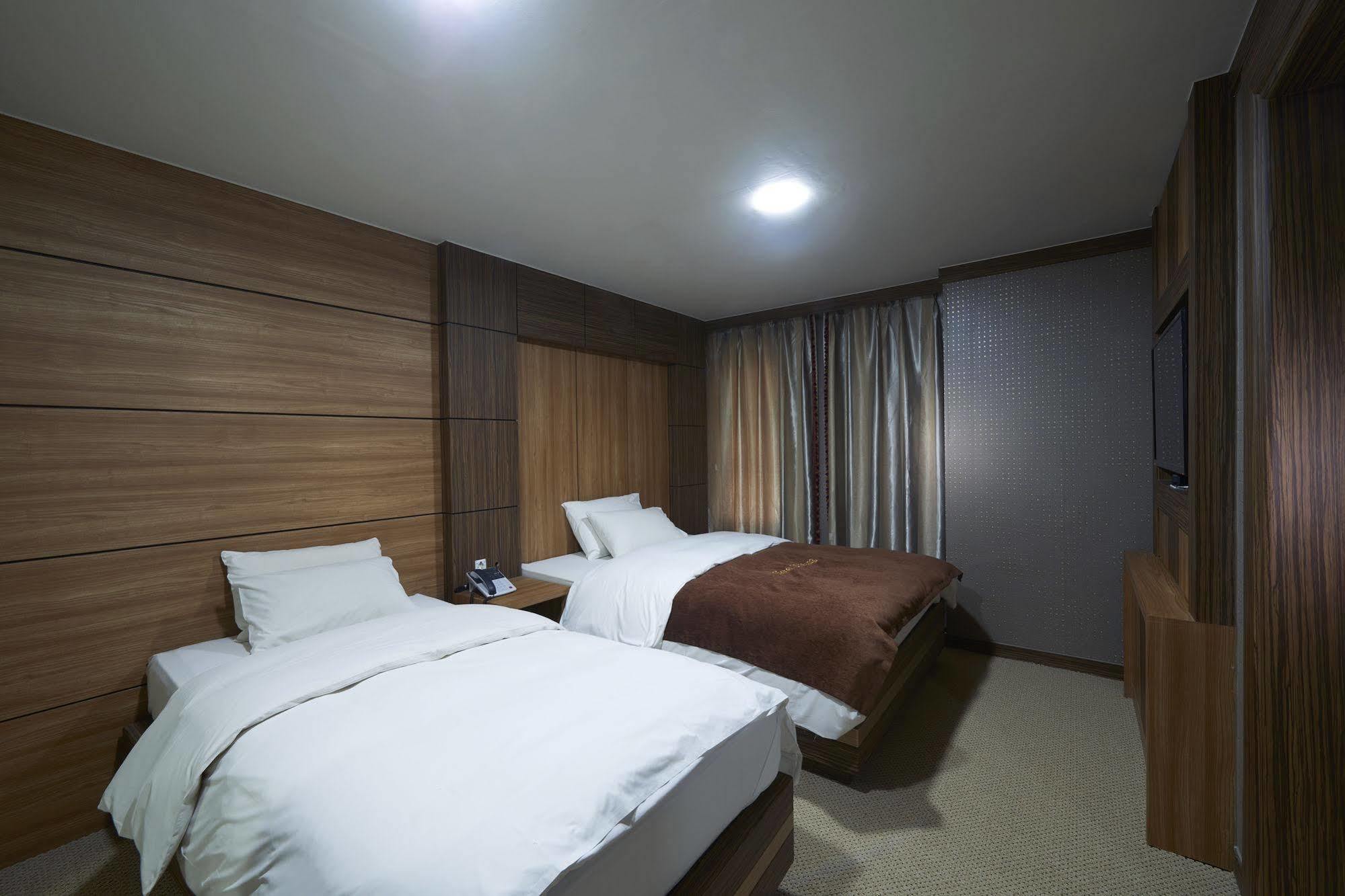 Benikea Premier Hotel Siheung Esterno foto